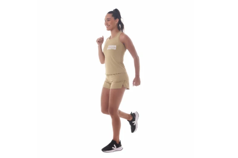 Mulher fazendo caminhada estacionária Mulher fazendo corrida estacionaria