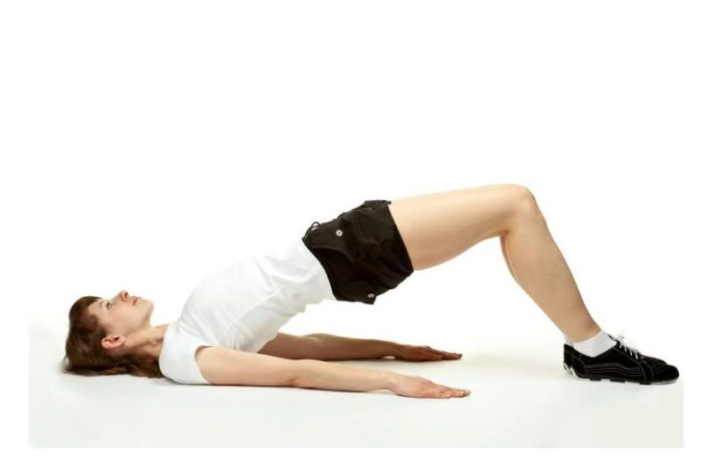 Mulher fazendo elevação pélvica exercicios para fazer em casa para emagrecer